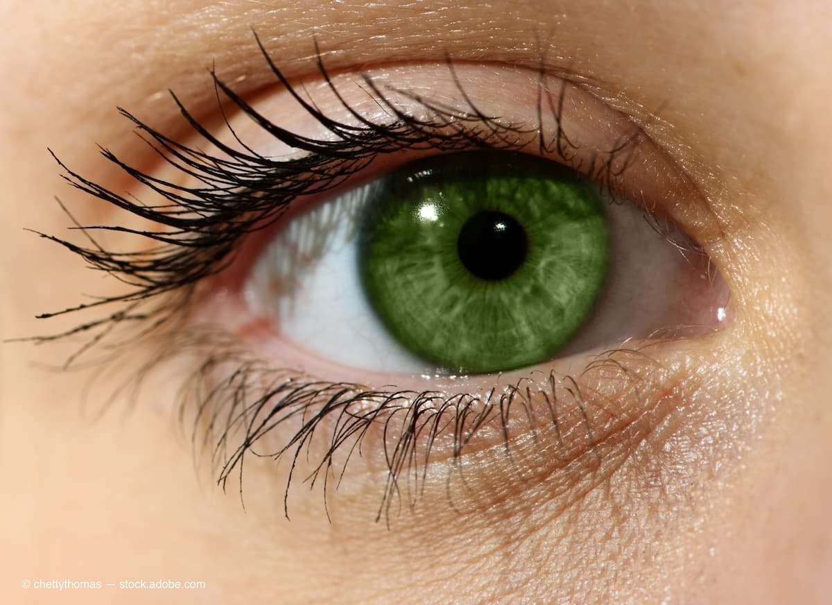 Close up of green eye with mascara on eye lashes (Adobe Stock/chettythomas)