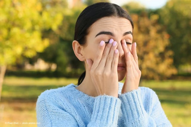 Young woman suffering from allergy outdoors (Adobe Stock / Pixel-Shot)