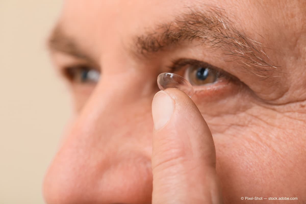 Mature man putting in contact lenses, closeup (Adobe Stock / Pixel-Shot)