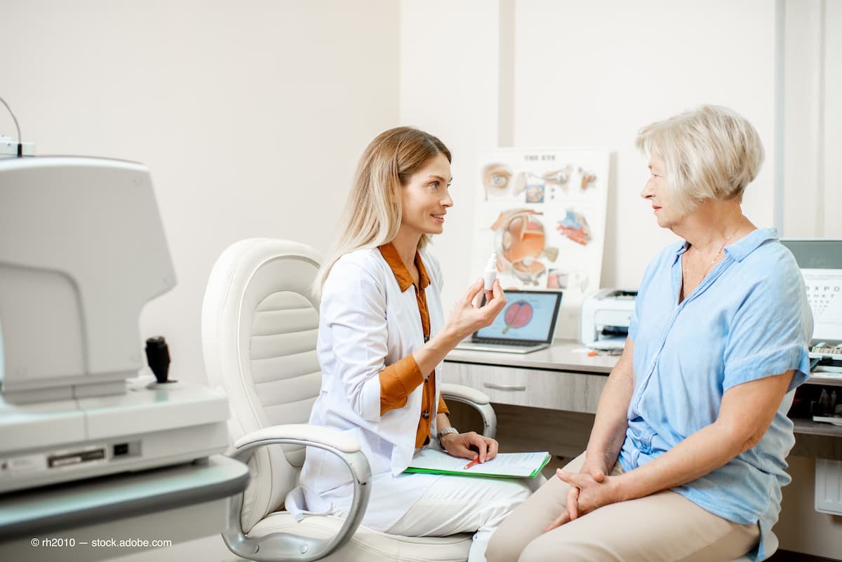 Senior woman patient talking with female ophthalmologist during a medical consultation at the ophthalmologic office. Doctor offering eye medcine for a patient (Adobe Stock / rh2010)