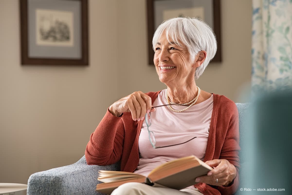 Happy senior woman smiling at home (Adobe Stock / Rido)