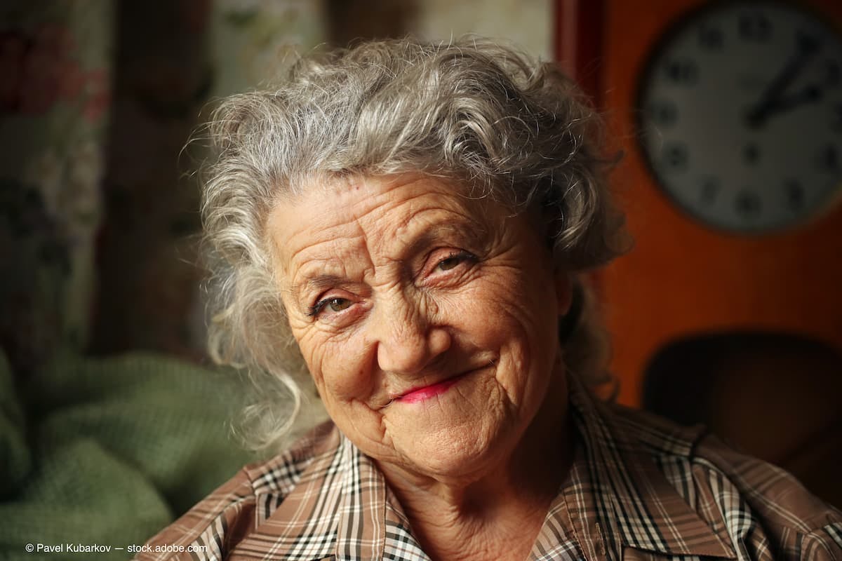 Looking and smile elderly woman portrait on a dark background (Adobe Stock / Pavel Kubarkov)