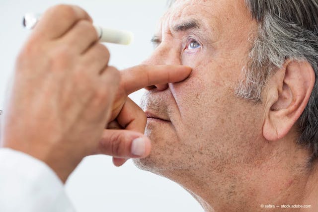 Elderly man examined by an ophthalmologist (Adobe Stock / sebra)