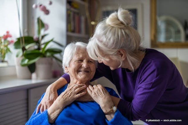Woman hugging her elderly mother (Adobe Stock / pikselstock)